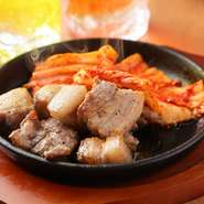 石垣島のブランドポーク「みや豚」を、炭火で炙った『みや豚の炙り焼き』。炭火の香ばしさと脂の甘みを楽しむ、贅沢な逸品となっています。