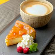 クリームチーズや砂糖を入れて、手間暇かけて一から手づくりされた『チーズケーキ』。『カフェラテ』はスペシャルティコーヒーの豆を使い、コクと深みのある味わいで、店こだわりのスイーツと相性抜群です。