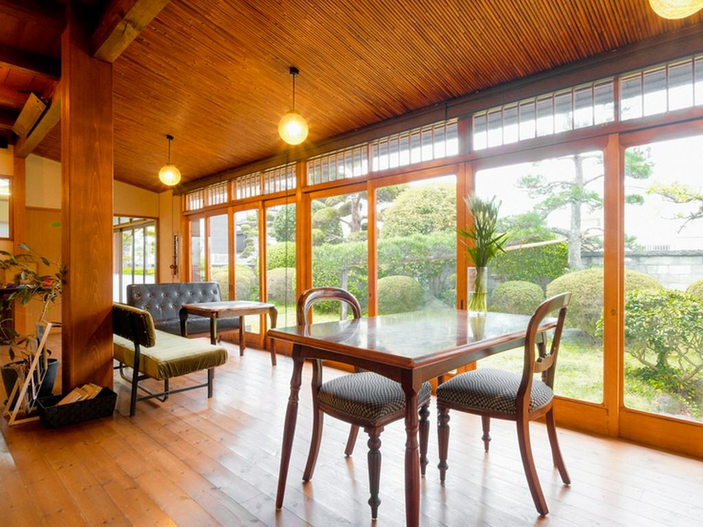 美しい庭を眺めながら、2人の時間を満喫