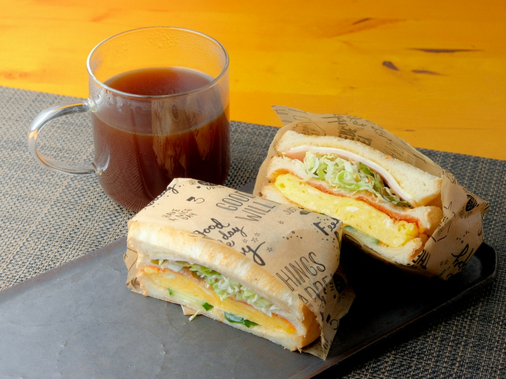 新鮮野菜と、甘さ控えめの玉子焼きを挟んだ『デイライトサンド』
