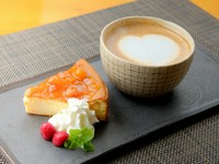 お好きなドリンクに季節に合わせたケーキや焼き菓子を＋３００円でお付けできるお得なセット。