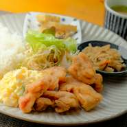 『チキン南蛮』（写真）、旬の野菜を中心にしたランチプレート。人気メニューを月替わりで味わえる。ハンドドリップで淹れたコーヒーもお得にお付けすることが出来ます。