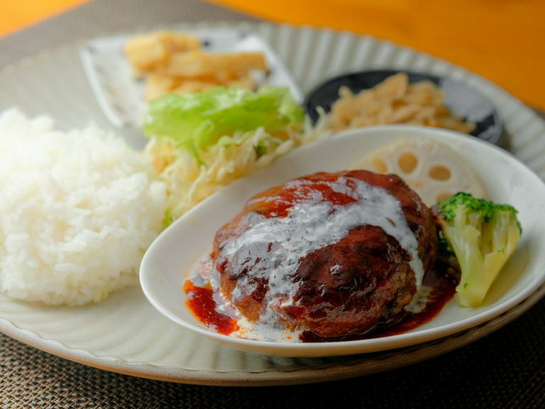 ふっくらジューシー! ボリューム満点の『人気No.1 デミグラスハンバーグ』