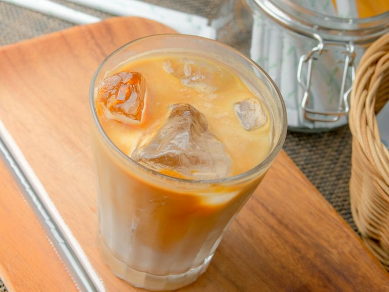 エスプレッソマシンで一杯ずつ淹れてくれる『カフェラテ(HOT/ICE)』※写真はICE