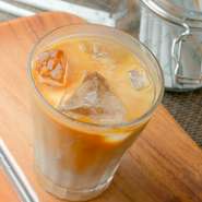 特定のロースタリーから仕入れたスペシャルティコーヒーを使って淹れたエスプレッソベースに、牛乳を加えた一杯。エスプレッソマシンで丁寧に淹れられており、香り高く、一番美味しい状態でいただけるのが魅力です。