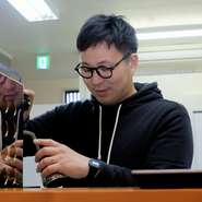 その場でひいた新鮮な豆を使って、コーヒーを一杯ずつ丁寧に淹れてくれる浦林氏。美味しいコーヒーを飲みながら、寛ぎのひとときを過ごしてほしいという思いから、居心地良い雰囲気づくりも大切にしているそうです。