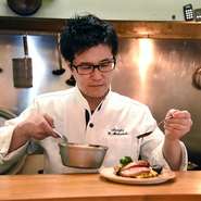 素材の味を重視した料理を提供している松竹氏。どの世代にも食べやすい料理を目指しているそうです。またゲストのさりげない会話から料理をアレンジするなど、細やかで粋な気配りがうれしいところ。