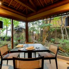 目の前に広がる、緑豊かな日本庭園