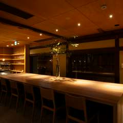 シェフのパフォーマンスを間近に感じるオープンキッチン