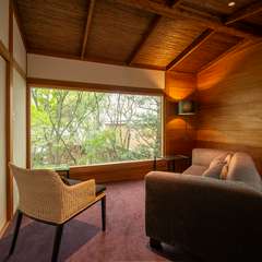 庭園の木々が美しい2F個室のソファーエリア