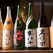 定番の焼酎や日本酒、ビールなど、お酒はジャンルを問わず幅広く取り揃えています。料理に合うものを厳選して仕入れているので、どれを飲んでも相性抜群。おいしい料理とお酒、その両方を心行くまで楽しめます。