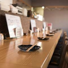 1人でもゆったりと過ごせる、広々としたカウンター席