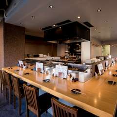 落ち着いた色調でまとめられた、温かみのあるおしゃれな空間