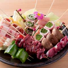 自家製ダレが鶏の旨みを引き立てる。朝引きのの鶏肉や肝をお得に食べられる『焼鳥盛り合わせ』