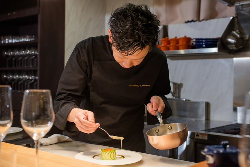 ライブ感あふれる調理風景を眺められる、劇場型カウンター