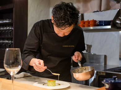 ライブ感あふれる調理風景を眺められる、劇場型カウンター