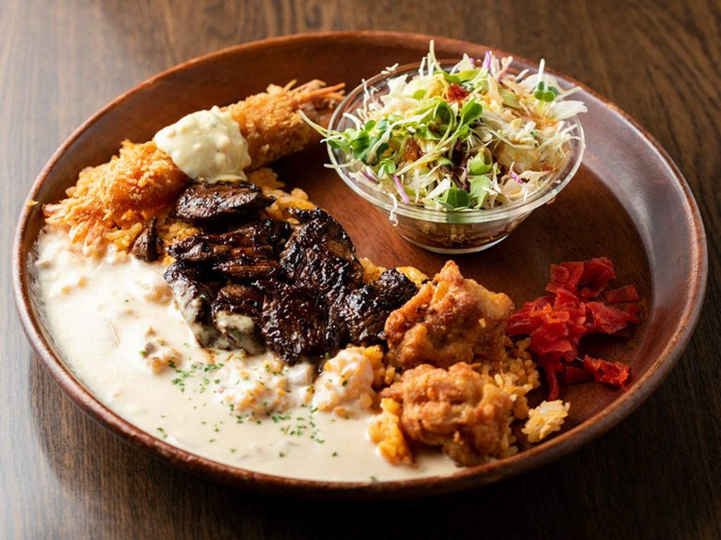ステーキ、から揚げ、エビフライまで。好きなものが揃った『ロイヤルピラフ』