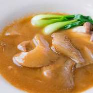 鶏と野菜を半日煮込んだ濃厚な白湯スープに、特製の醤油ダレを加えたスープと、肉厚でボリューミーなフカヒレ。高級食材であるフカヒレをたっぷり使用しながらも、リーズナブルな料金が魅力です。