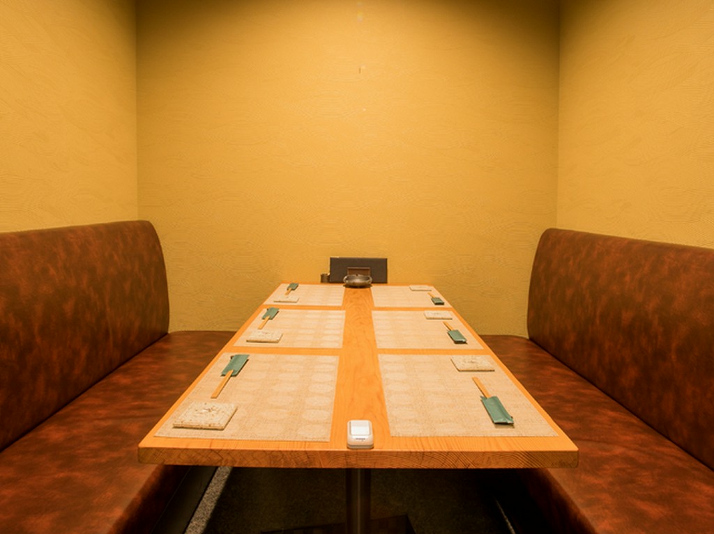 心地よい時間が流れる和空間で、店の自慢料理に舌鼓