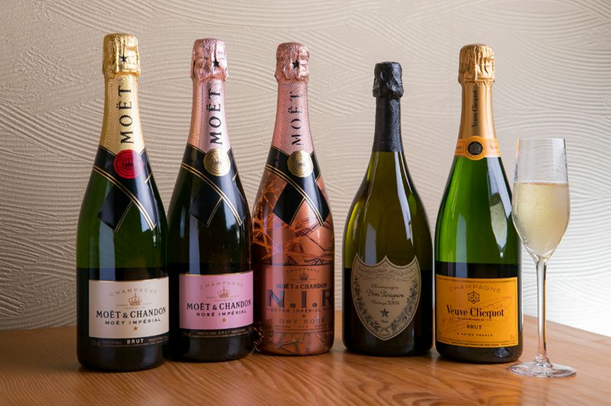 立ち上る細かな泡と濃密な香り。特別な会食に華やかさをプラス