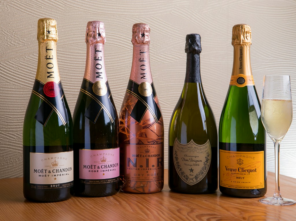 立ち上る細かな泡と濃密な香り。特別な会食に華やかさをプラス