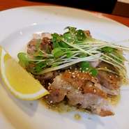 熊本県産の赤鶏もも肉を使用した、ビールやハイボールに良く合う一品。鉄板を使い弱火でじっくり火を通すことで、旨味を逃さずジューシーな味わいになっています。赤鶏のおいしさを改めて実感できる逸品です。