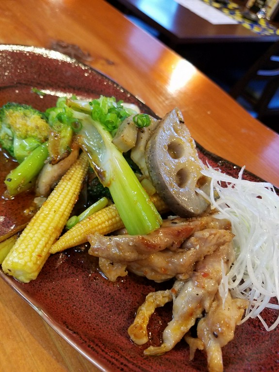 ご飯と一緒にいただいたり、お酒のアテとして楽しんだり、大活躍の一品『せせりと野菜のうま辛焼』