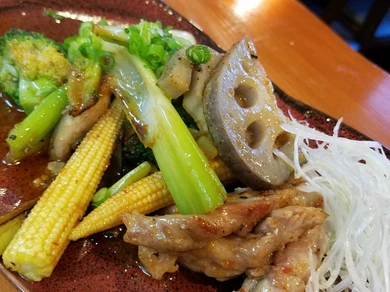 ご飯と一緒にいただいたり、お酒のアテとして楽しんだり、大活躍の一品『せせりと野菜のうま辛焼』