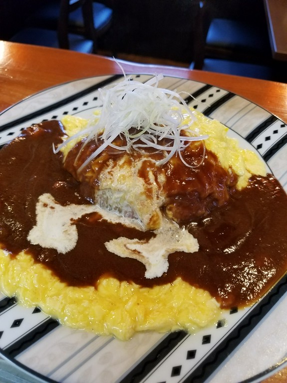 子どもから大人まで大人気のおいしさ、自家製デミグラスソースがたっぷりかかった『すぐるのオムライス』