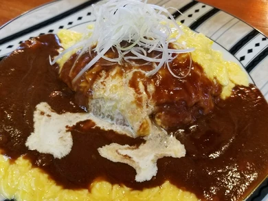 子どもから大人まで大人気のおいしさ、自家製デミグラスソースがたっぷりかかった『すぐるのオムライス』
