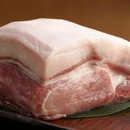 食材は上質なものにこだわって厳選。希少性が高くとろけるような食感の「今帰仁アグー」や、地元の農家から直送した「無農薬野菜」や三河湾でとれた魚介をあしらった料理で、もてなしてくれます。