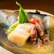 この日は『たいら貝とホタルイカの辛子ドレッシング』。一皿の中に多彩な季節の食材をあしらっています。上品で奥行のある味わいと、味覚が織りなす繊細なハーモニーが、心も体も満足させてくれそうです。