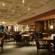 ヨーロッパのモダンなラウンジをイメージしたラグジュアリーな店内。夜は栄の煌びやかな夜景を見下しながら、優雅なパーティーを楽しめます。気軽な会食から、ウェディング二次会など、40名から貸切での利用も可能。