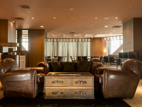 ソファーでゆったり。待つ時間もリラックス