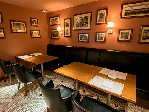 シックな色調で統一された落ち着きのある店内