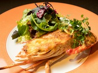 人気の伊勢海老とメンチカツをコース仕立てに…