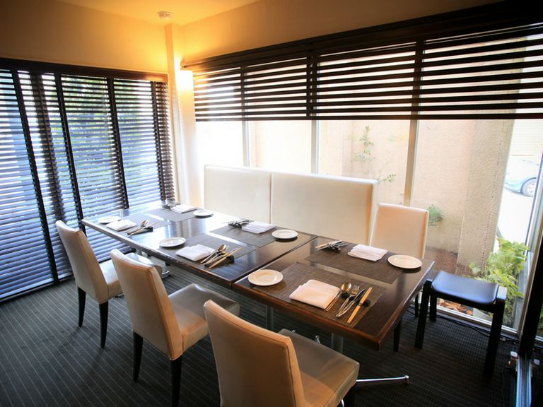 周りに気兼ねなく商談もできる、半個室を完備