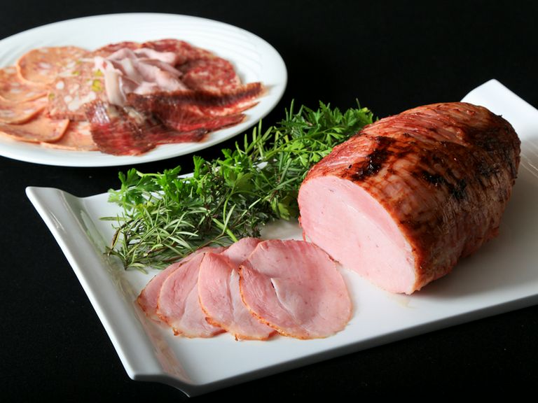 外はパリッと、中はしっとり『自家製ボイルハムと自家製の様々なハムの盛り合せ』