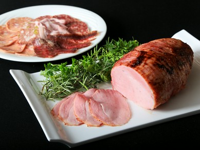 外はパリッと、中はしっとり『自家製ボイルハムと自家製の様々なハムの盛り合せ』
