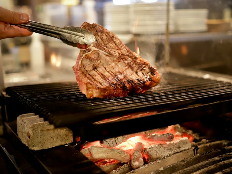 炭火で香ばしく焼き上げるTボーンステーキプラン※2名様から承ります。