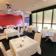 ラグジュアリーな店内は、結婚記念日、誕生日など特別な日のディナーに最適。贅と粋を尽くした料理と洗練された空間が、思い出に残る素敵なシーンを演出してくれます。