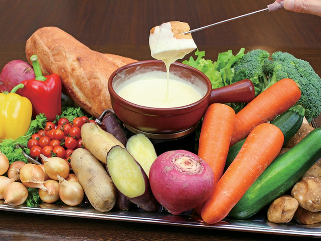 濃厚なチーズと旬の野菜が相性抜群『チーズフォンデュ』