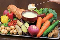 濃厚なチーズと旬の野菜が相性抜群『チーズフォンデュ』