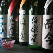 料理人が厳選する銘酒は地元・東北の地酒をはじめ、季節ごとに10種類から15種類ほどを取り揃え。夏は冷酒で、冬はお燗で。料理とともに季節のお酒を楽しむ至福のひとときです。