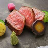 ジューシーな肉の旨味が魅力の『A5ランク仙台牛芯々の炭火焼き』