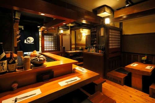 料理人の技を臨むカウンター席と、仲間と楽しむテーブル席