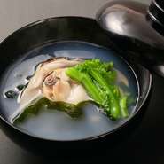 春は天然物の山菜、夏は三陸産の殻付き雲丹、秋は岩手県産の松茸、冬は九州産のクエなど、季節ごとに旬の異なる良質の食材を厳選。食材の持ち味を活かした季節感あふれる料理を楽しむことができます。