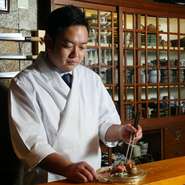「お客様の好みやご利用シーンに柔軟に対応することを心掛けている」と語る須田氏。料理の進み具合を確認しながら次に出すメニューを少し変更するなど、さりげない気配りでゲストをもてなしてくれます。