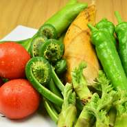 料理には、店主自ら市場に出向き、目利きして仕入れた旬の魚介や、全国から取り寄せる産地自慢の鮮魚が使われています。みずみずしい季節の野菜も彩り豊か。季節感溢れる料理で旬を味わえます。