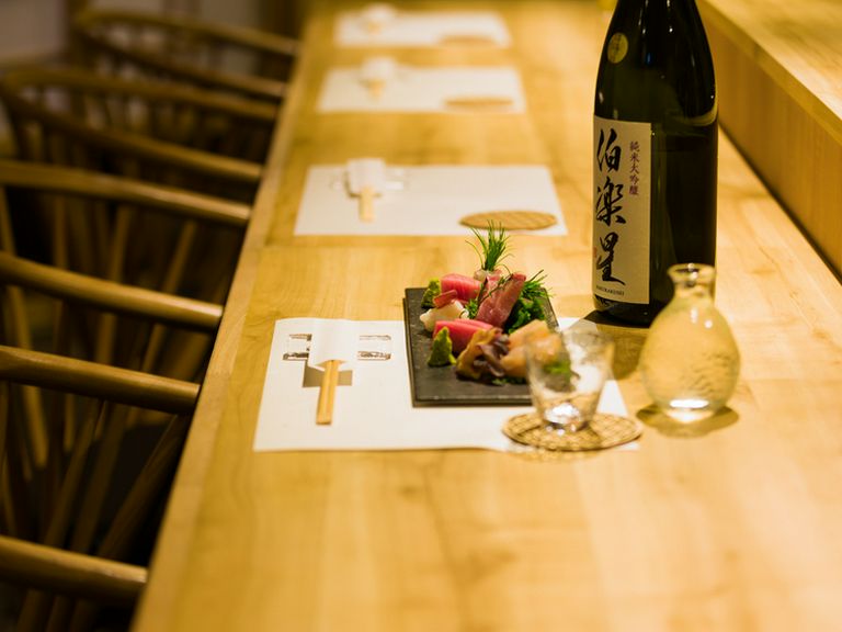 日本酒をゆったりとたしなむ大人のデートを満喫